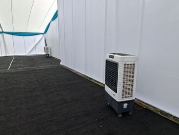 Enfriador de aire evaporativo instalado dentro de una carpa blanca
