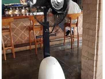 Ventilador con nebulizador en un bar techado