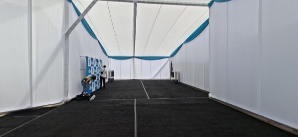 Enfriadores de aire instalados en una carpa de evento corporativo