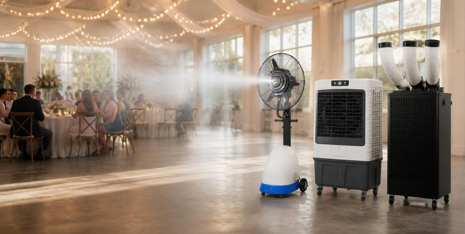 Ventilador con nebulizador, enfriador evaporativo y aire acondicionado portátil, uno al lado del otro en un salón de eventos